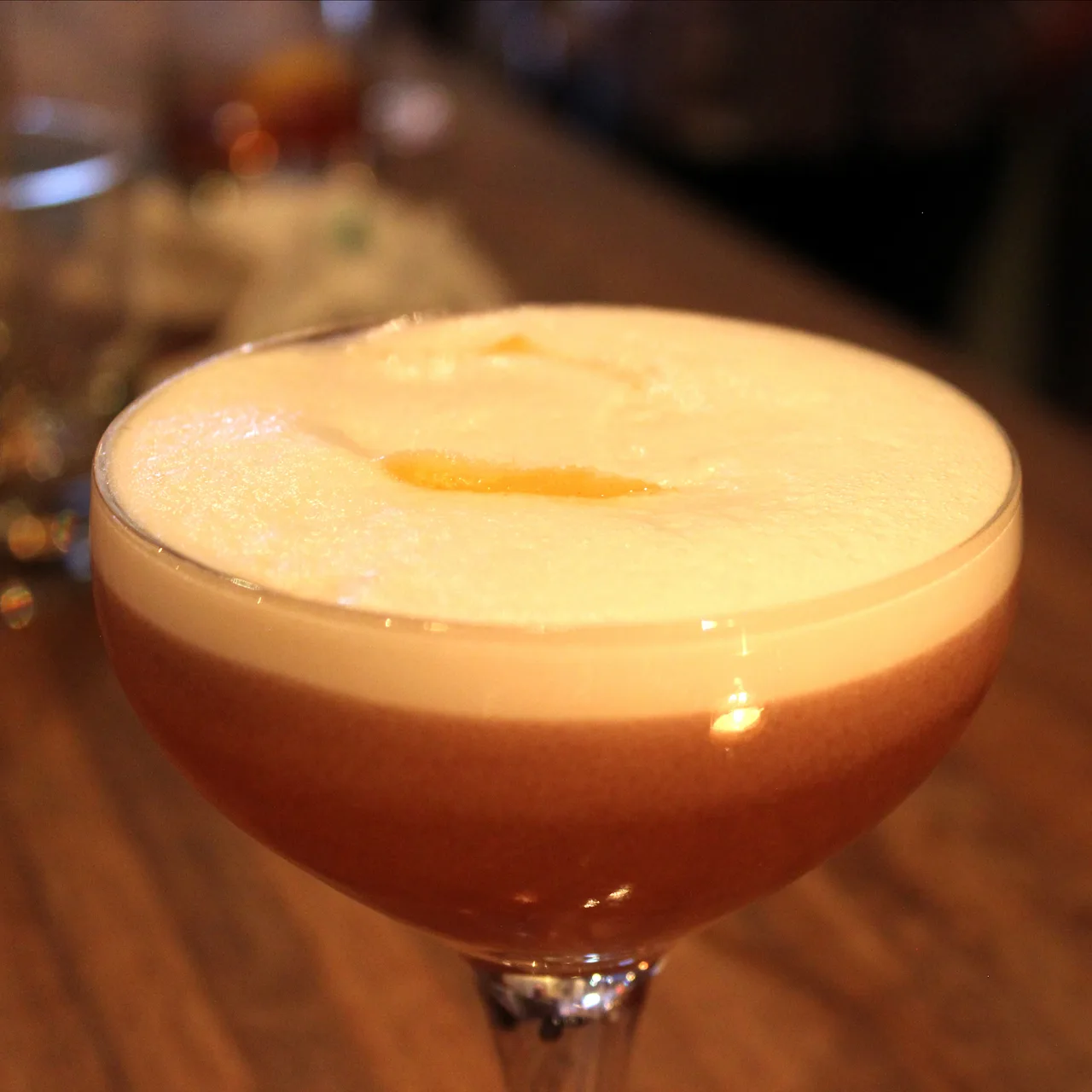 Camada de espuma de clara de ovo sobre um sour