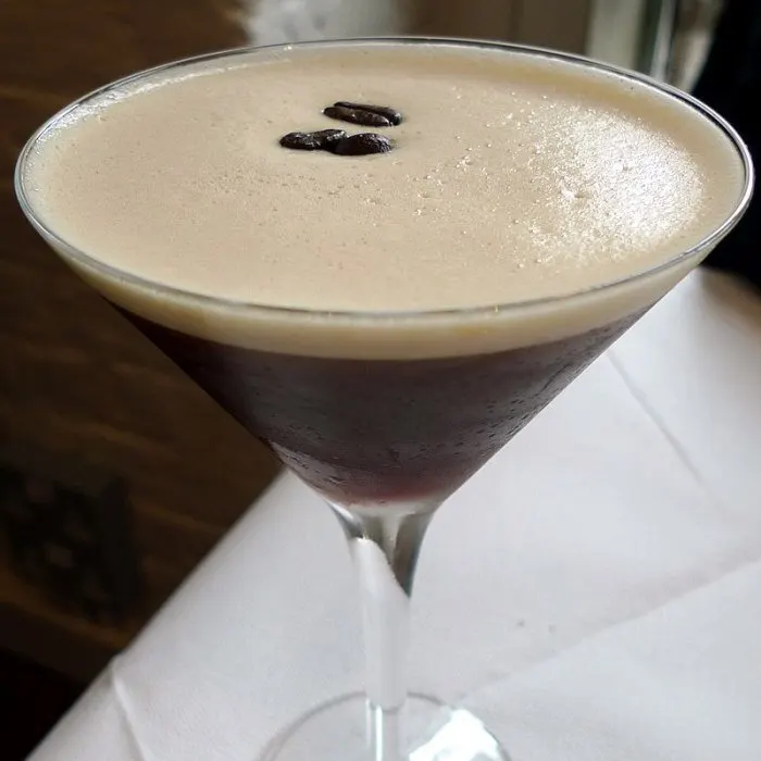 Café no copo: espresso martini, irish coffee e o encontro de dois vícios