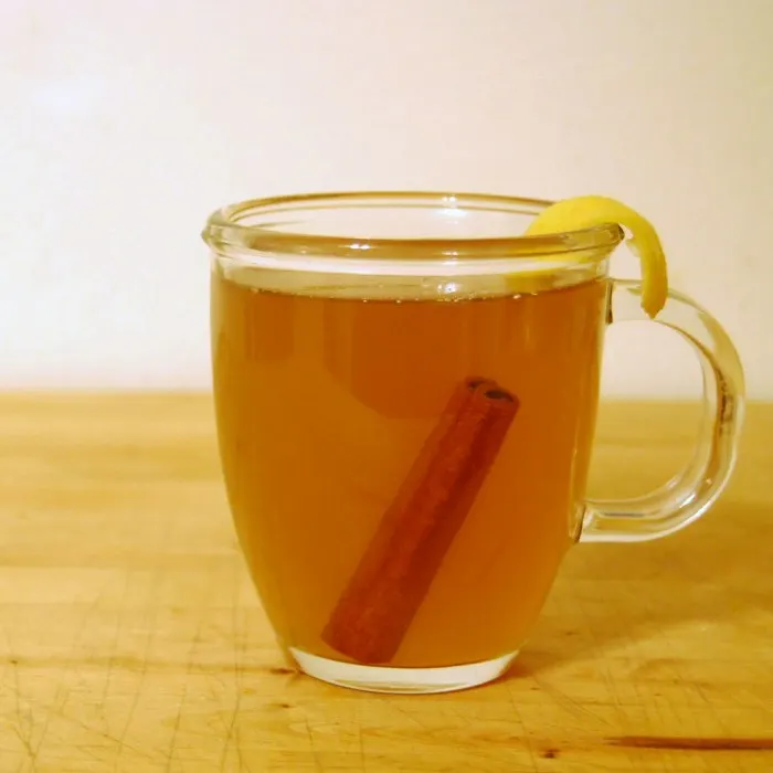 Drinks para o frio: do hot toddy ao quentão, sem ferver o álcool