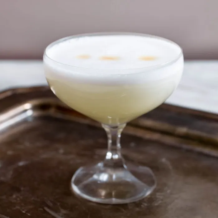 Clara de ovo no drink: a espuma explicada (e a alternativa vegana)