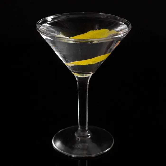 9 erros comuns de quem faz drinks em casa (e a correção de cada um)