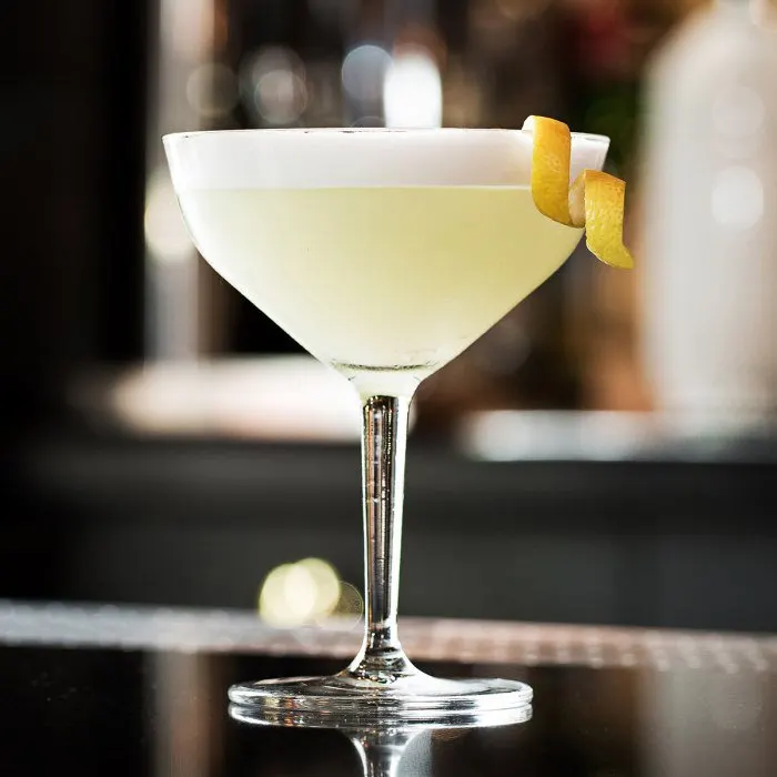 Licores essenciais: o que triple sec, maraschino e amaretto fazem no drink